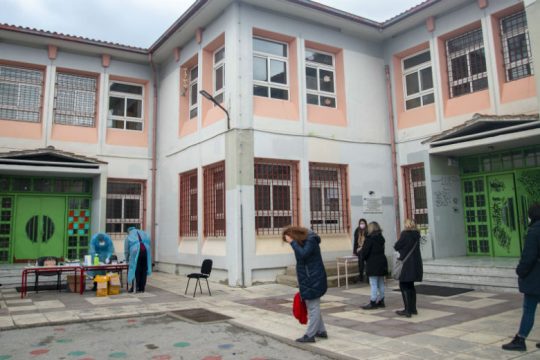 Επιστροφή στα θρανία, με πολυμελή τμήματα και λειψά μέτρα