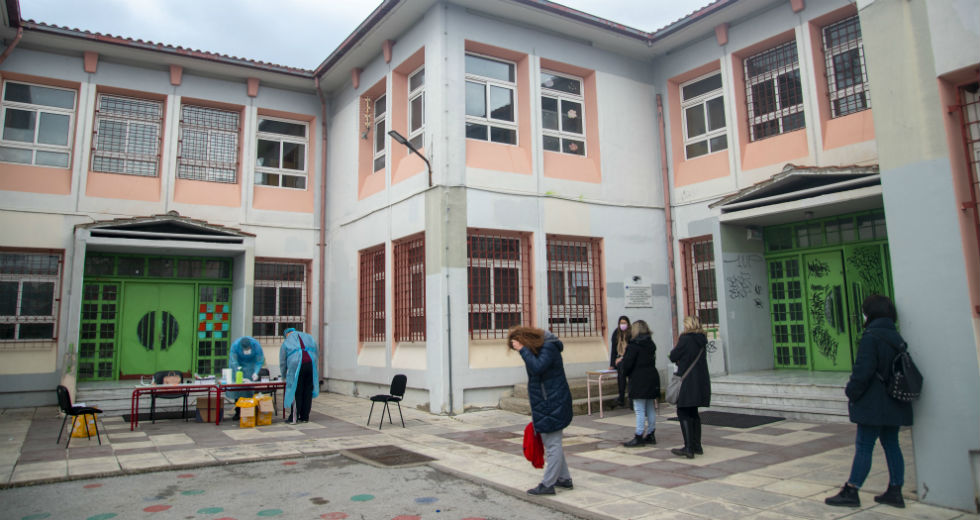Επιστροφή στα θρανία, με πολυμελή τμήματα και λειψά μέτρα