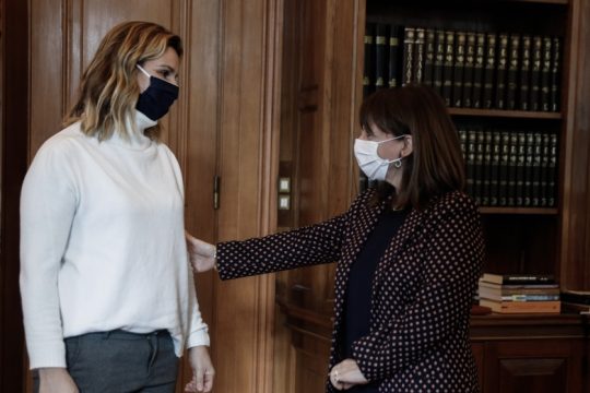 Σακελλαροπούλου: Να μην αντιμετωπίζεται η γυναίκα ως δυνάμει θήραμα