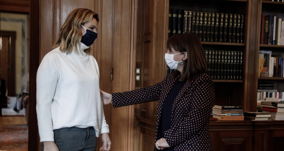 Σακελλαροπούλου: Να μην αντιμετωπίζεται η γυναίκα ως δυνάμει θήραμα