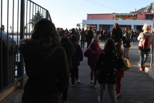 Επανέρχονται τα έντυπα βεβαίωσης για τους μαθητές – Το sms για τους γονείς