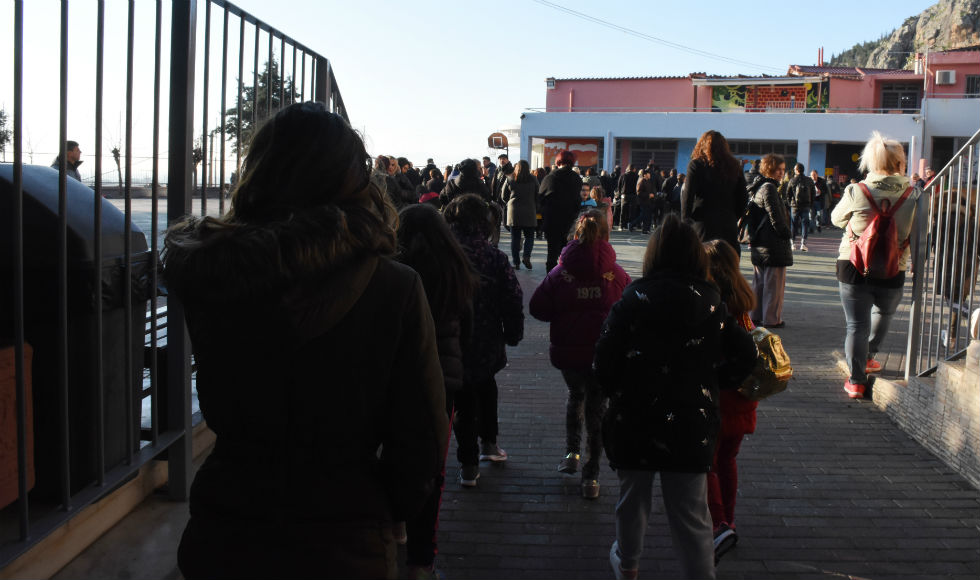 Επανέρχονται τα έντυπα βεβαίωσης για τους μαθητές – Το sms για τους γονείς