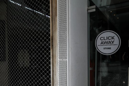 Τάζουν «μισάνοιγμα» λιανεμπορίου στις 11/1, ενώ τα ρεβεγιόν μάς «φορτώνουν» ιικά