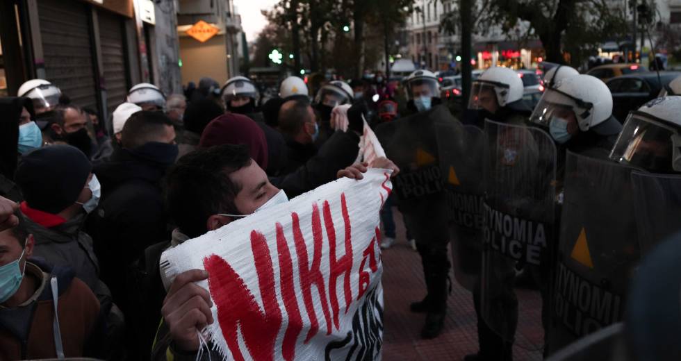 Η αστυνομία τελείωσε πριν ξεκινήσει τη συγκέντρωση αλληλεγγύης στον Δ. Κουφοντίνα