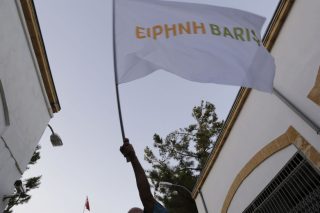 Το φλερτ με τα «δύο κράτη»