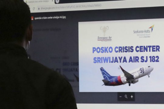 Ολονύχτιες προσπάθειες για τον εντοπισμό του αεροσκάφους της Sriwijaya Air