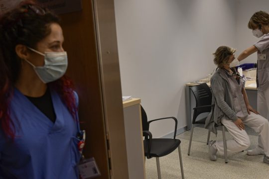 Spiegel: Επιστροφή αυτονόητων ελευθεριών και όχι προνόμιο το πιστοποιητικό εμβολιασμού