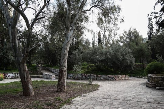 Οι κάτοικοι των Εξαρχείων περνούν στην αντεπίθεση για τον λόφο Στρέφη