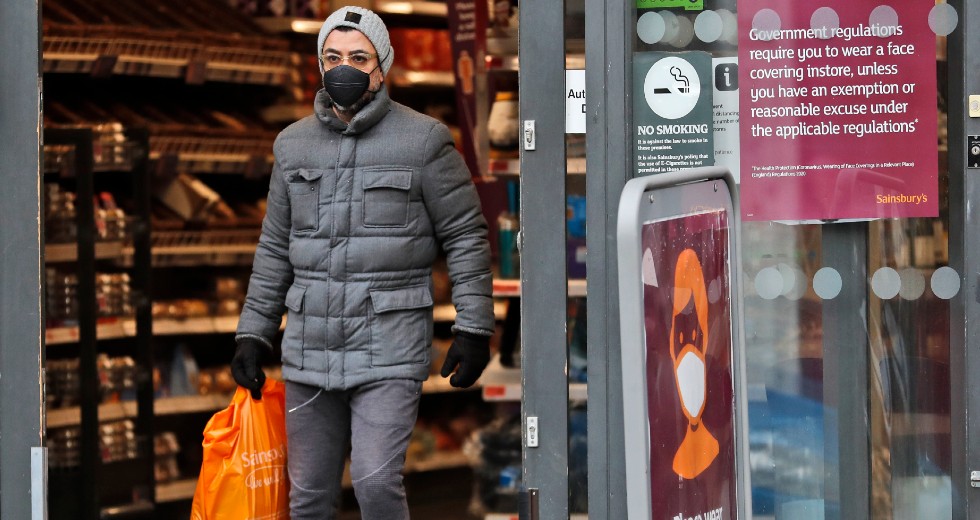 Τα σούπερ μάρκετ στη Βρετανία απαγορεύουν την είσοδο χωρίς μάσκα