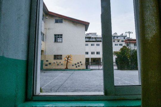 Μάθημα στο προαύλιο, γιατί η αίθουσα είναι ακατάλληλη λόγω κορονοϊού