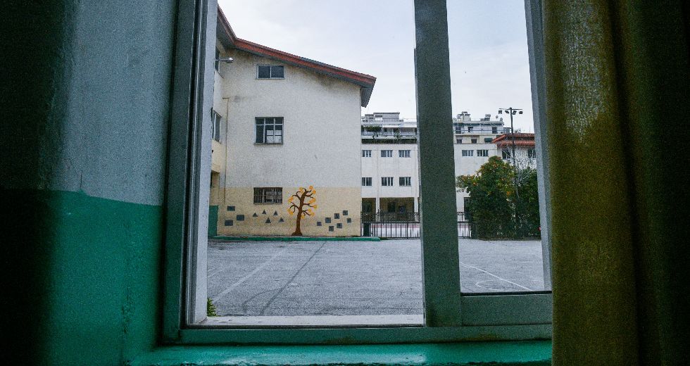 Μάθημα στο προαύλιο, γιατί η αίθουσα είναι ακατάλληλη λόγω κορονοϊού