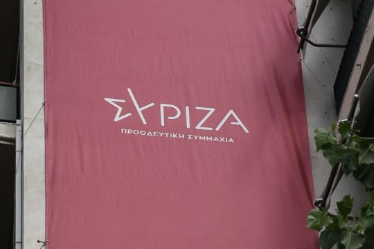Βιτριολικά σχόλια μεταξύ ΣΥΡΙΖΑ-Ν.Δ. για τα εμβόλια