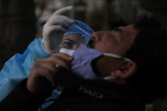 Φόβοι για το τρίτο κύμα που θα σκάσει τον Φεβρουάριο