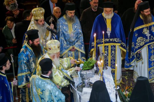 Εμμένει στον εορτασμό των Θεοφανίων με πιστούς ο αρχιεπίσκοπος