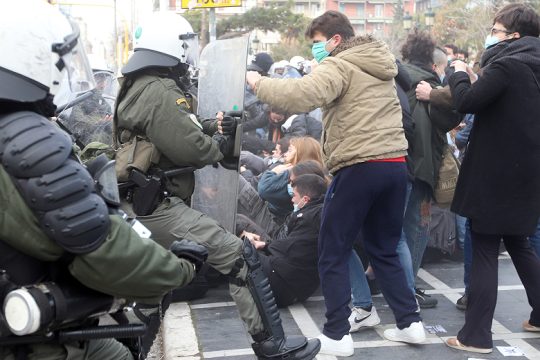 Κρεσέντο βίας και προσαγωγές στη φοιτητική συγκέντρωση της Θεσσαλονίκης