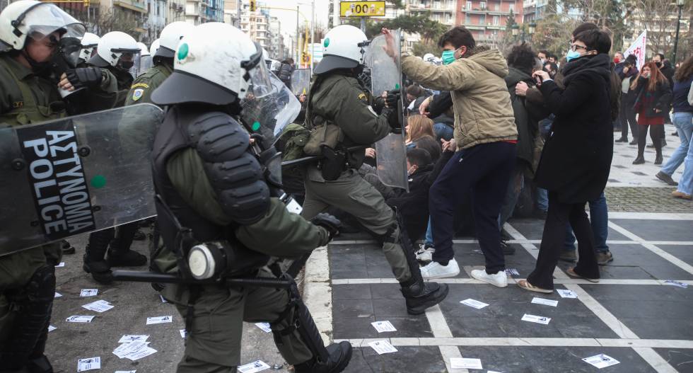 «Ούτε αστυνομία ούτε διαγραφές, κάτω τα χέρια από τους φοιτητές»