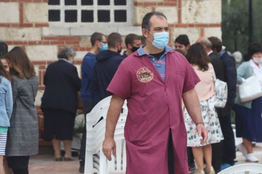 Ομαλά ο εορτασμός των Φώτων αλλά οι ουρές ουρές έξω από τις εκκλησίες