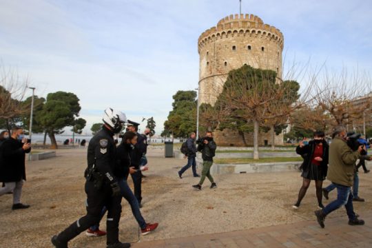 Προσαγωγές στον Λευκό Πύργο – Παρά τις απαγορεύσεις έριξαν τον Σταυρό