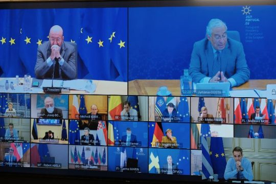Ο τουρισμός στη σέντρα από τη σύγκρουση ΣΥΡΙΖΑ-κυβέρνησης για το πιστοποιητικό εμβολιασμού
