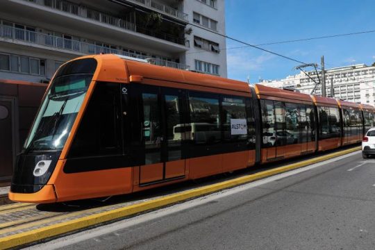 Τραμ συγκρούστηκε με αυτοκίνητο – Με τα πόδια συνέχισαν οι επιβάτες