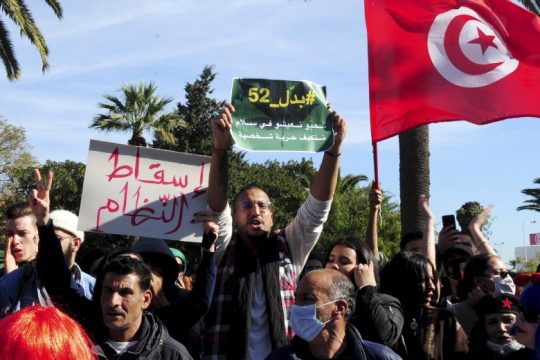 Στους δρόμους πολίτες της Τυνησίας κατά της αστυνομικής καταστολής