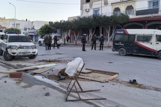 Εκατοντάδες συλλήψεις και ανάπτυξη στρατού μετά τις βίαιες ταραχές στην Τυνησία