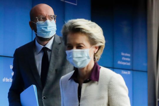 Μετά το μπρα ντε φερ ήρθε νέο ντηλ με τις φαρμακοβιομηχανίες