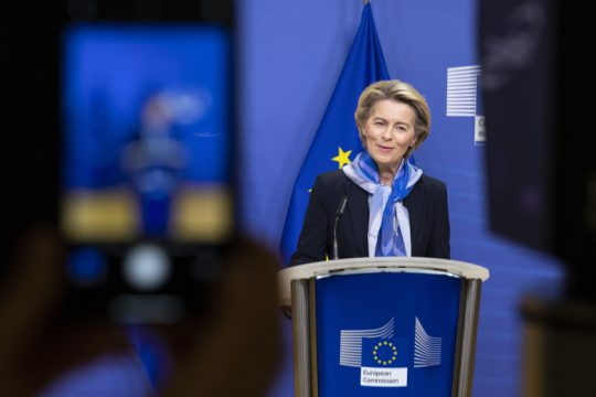 Κομισιόν: Η AstraZeneca πρέπει να παραδώσει στην Ε.Ε. δόσεις από τη Βρετανία