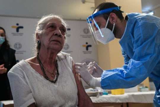 Ανοίγει τη Δευτέρα η πλατφόρμα εμβολιασμού για τους υπερήλικες – Τα βήματα