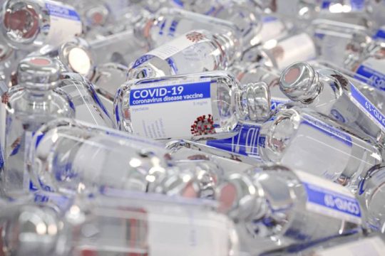 Αδύναμη η ΕΕ να υπερασπιστεί το πρόγραμμα εμβολιασμού