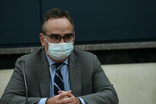 Σκληρή επίθεση ΣΥΡΙΖΑ κατά Κοντοζαμάνη για τους θανάτους εκτός ΜΕΘ