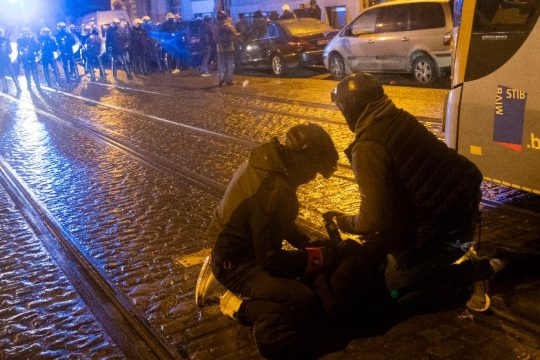 Αθρόες συλλήψεις διαδηλωτών για τον θάνατο 23χρονου σε αστυνομικό τμήμα του Βελγίου