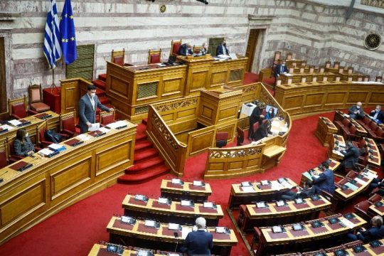 Σύγκρουση στη Βουλή για τους περιορισμούς στις συναθροίσεις και τα συλλαλητήρια