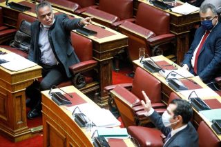 Υψηλοί τόνοι στη Βουλή κατά της κυβέρνησης για κατάλυση των συνταγματικών δικαιωμάτων
