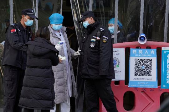 Στο πρώτο νοσοκομείο που φρόντισε ασθενείς Covid οι ερευνητές του ΠΟΥ