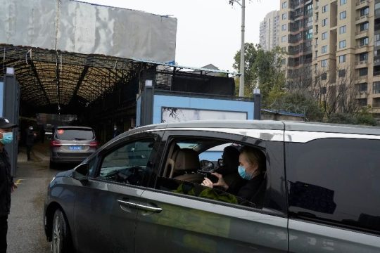 Στη «σφραγισμένη» αγορά της Γουχάν η ομάδα του ΠΟΥ