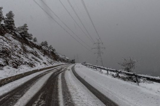 Βροχές και χιονόνερο, καθώς ο «Λέανδρος» αποχωρεί