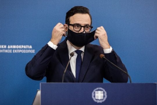 Πυρά της αντιπολίτευσης για τον «ανασχηματισμό-μαμούθ» και τη δεξιά στροφή