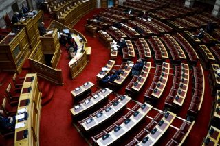 Στη Βουλή το νομοσχέδιο των δημοσίων συμβάσεων και… απευθείας αναθέσεων