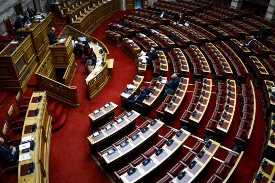 Στη Βουλή το νομοσχέδιο των δημοσίων συμβάσεων και… απευθείας αναθέσεων