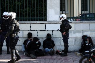 Συλλαμβάνουν στον σωρό, ξυλοκοπούν, εφευρίσκουν κατηγορίες