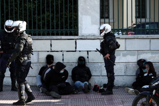 Συλλαμβάνουν στον σωρό, ξυλοκοπούν, εφευρίσκουν κατηγορίες