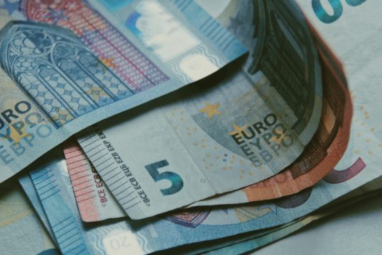 Αυξήσεις μέσω Ευρώπης στον κατώτατο μισθό
