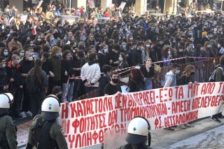 Ελεύθεροι οι 31 φοιτητές, επίδειξη ισχύος από την κυβέρνηση