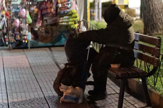 Ο «Μεγάλος Περίπατος» του δημάρχου της Αθήνας, μακριά και ενάντια σε αστέγους, εξαρτημένους και πρόσφυγες