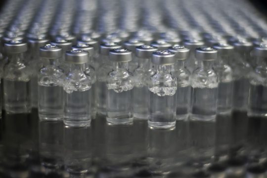 Η AstraZeneca σαν… μικρέμπορος στο παζάρι