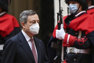 Ο Μάριο Ντράγκι σε ρόλο… Μεσσία!