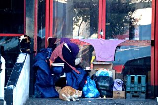 Ενα «λιμάνι» για τους ηλικιωμένους απόκληρους του Πειραιά