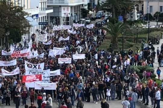 Στο σκαμνί κάτοικοι της Τήνου που αντιστέκονται στα αιολικά