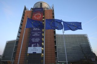 Ακόμα 6 μήνες ενισχυμένο πλαίσιο επιτήρησης για την Ελλάδα